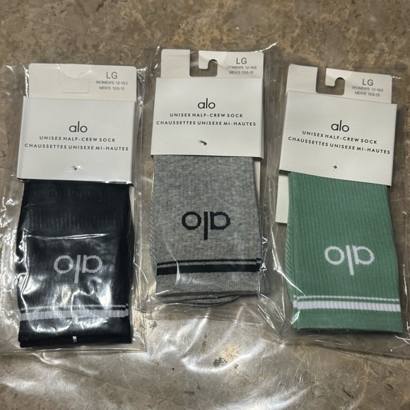 New Women’s Alo Socks
New with tags in its packaging 
3 pairs 
Fits sizes 6-11 - Picture 4 of 4